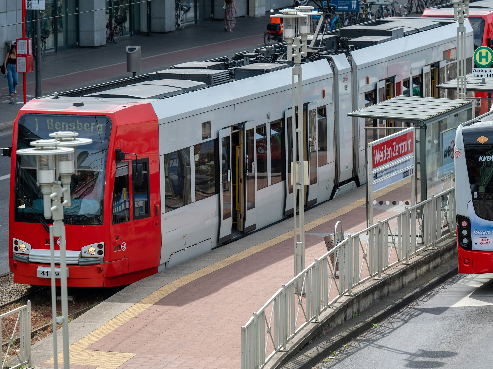 Eine Bahn der KVB-Linie 1 an der Haltestelle Weiden Zentrum.