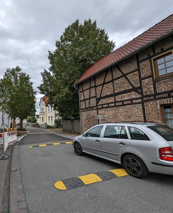 Bodenschweller auf der Siegesstraße in Bornheim-Roisdorf sorgen für Ärger.