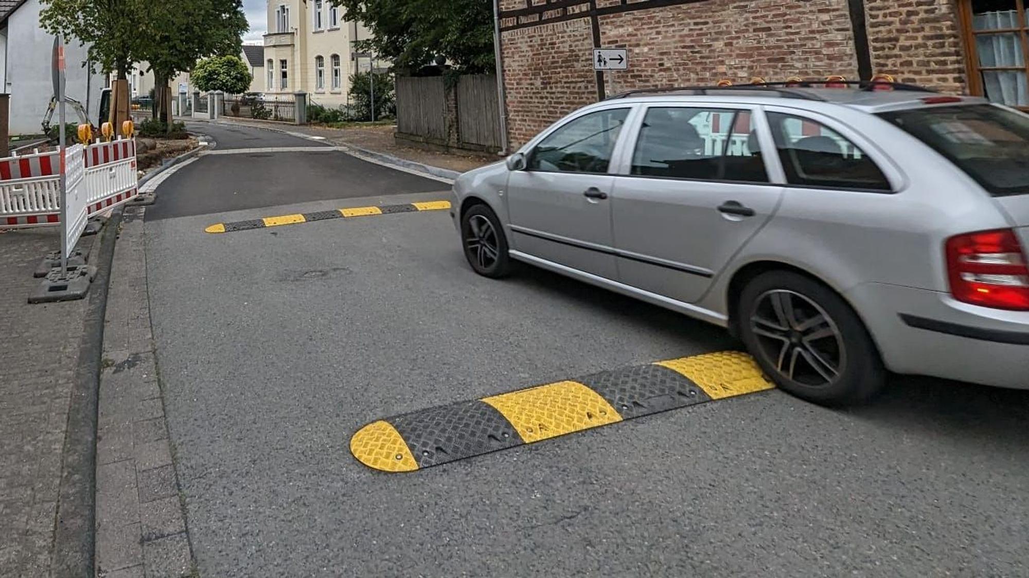 Bodenschweller auf der Siegesstraße in Bornheim-Roisdorf sorgen für Ärger.