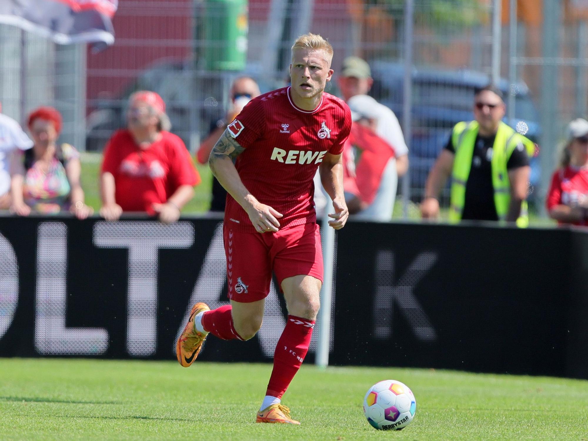 Kristian Pedersen führt den Ball.