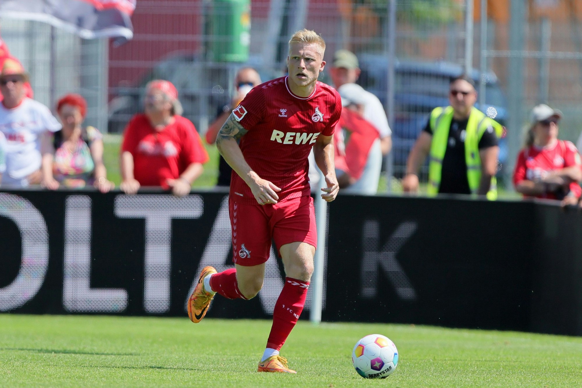 Kristian Pedersen läuft mit dem Ball.