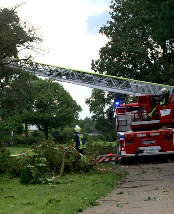 Die Feuerwehr ist am Mittwoch (2. August 2023) nach einem Unwetter in Moers (NRW) im Einsatz. Eine kräftige Gewitterzelle ist am Mittwoch über das nordwestliche Ruhrgebiet gezogen und hat sich im Münsterland abgeschwächt, meldete der Deutsche Wetterdienst.