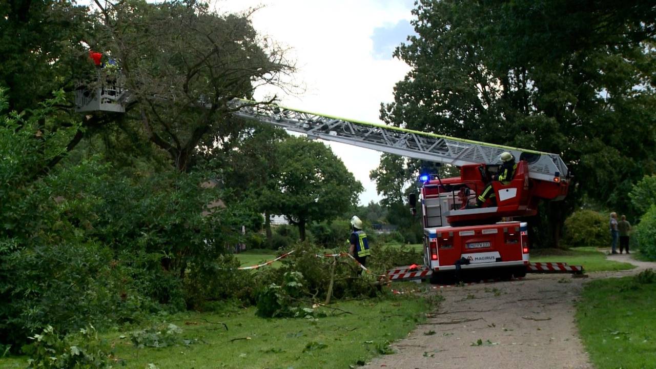 Die Feuerwehr ist am Mittwoch (2. August 2023) nach einem Unwetter in Moers (NRW) im Einsatz. Eine kräftige Gewitterzelle ist am Mittwoch über das nordwestliche Ruhrgebiet gezogen und hat sich im Münsterland abgeschwächt, meldete der Deutsche Wetterdienst.