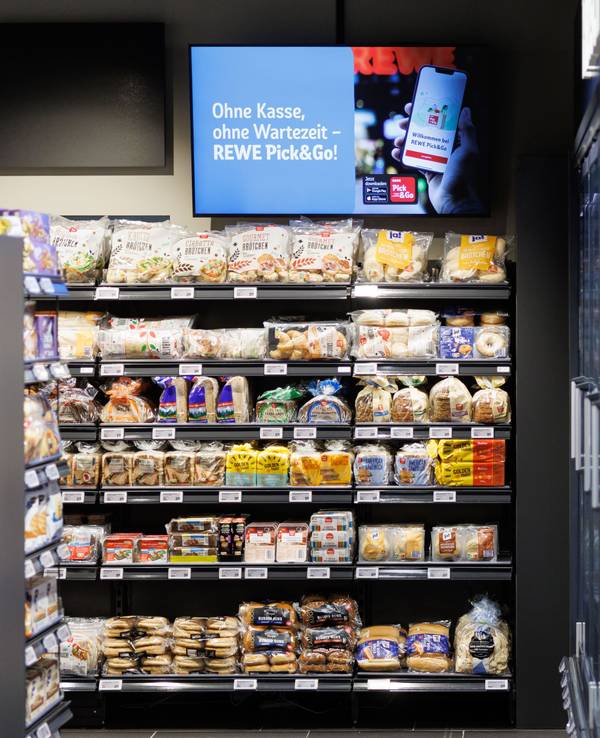 Regale mit Lebensmitteln stehtn in der ersten vollautomatischen Rewe Pick&Go Filiale in München.