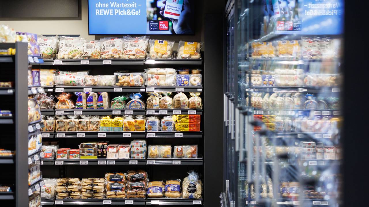 Regale mit Lebensmitteln stehtn in der ersten vollautomatischen Rewe Pick&Go Filiale in München.