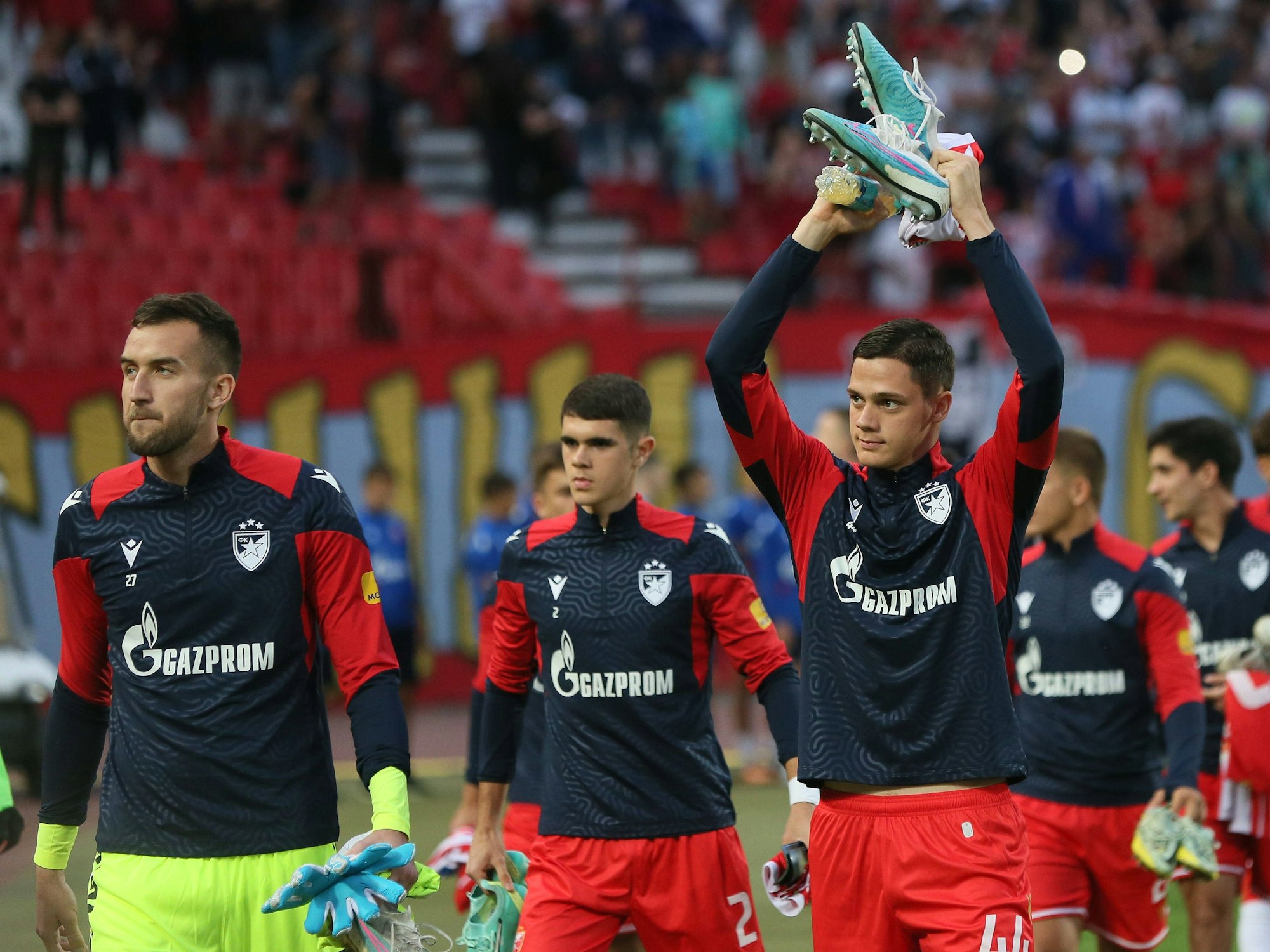 Stefan Lekovic (r.) bedankt sich nach einem Testspiel bei den Fans.