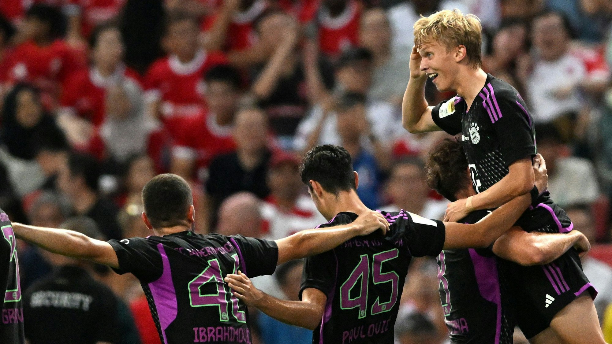 Frans Krätzig (r.) jubelt über seinen späten Treffer für den FC Bayern.