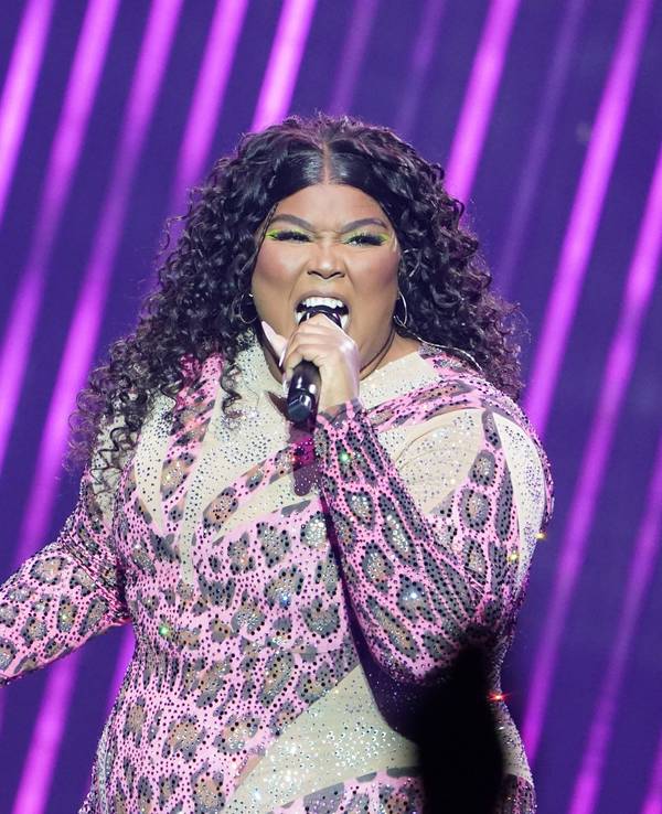 Die US-amerikanische Sängerin Lizzo singt auf der Bühne in der Barclays Arena