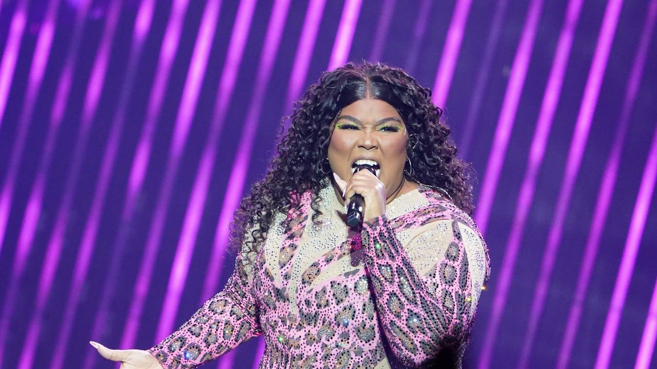 Die US-amerikanische Sängerin Lizzo singt auf der Bühne in der Barclays Arena