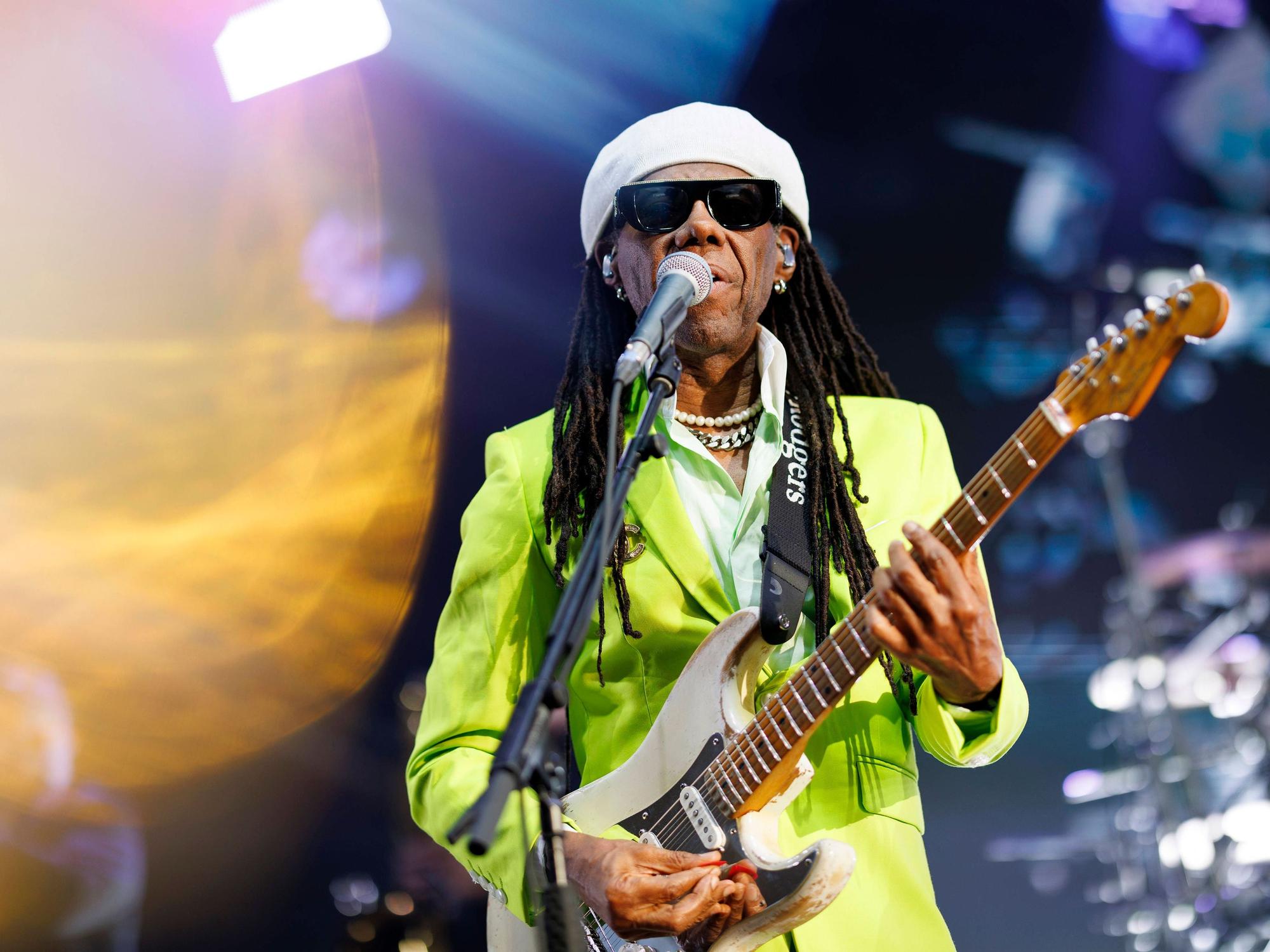 Sänger und Gitarrist Nile Rodgers bei seinem Konzert mit der Band Chic.