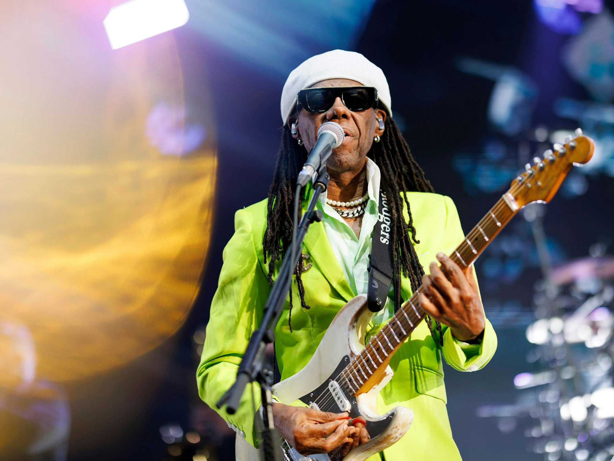 Sänger und Gitarrist Nile Rodgers bei seinem Konzert mit der Band Chic.