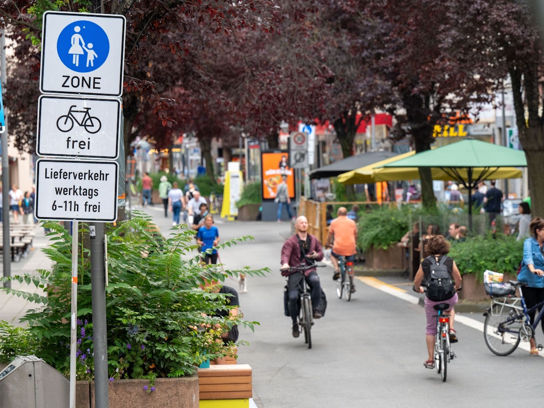 Fahrradfahrende fahren über die Deutzer Freiheit.