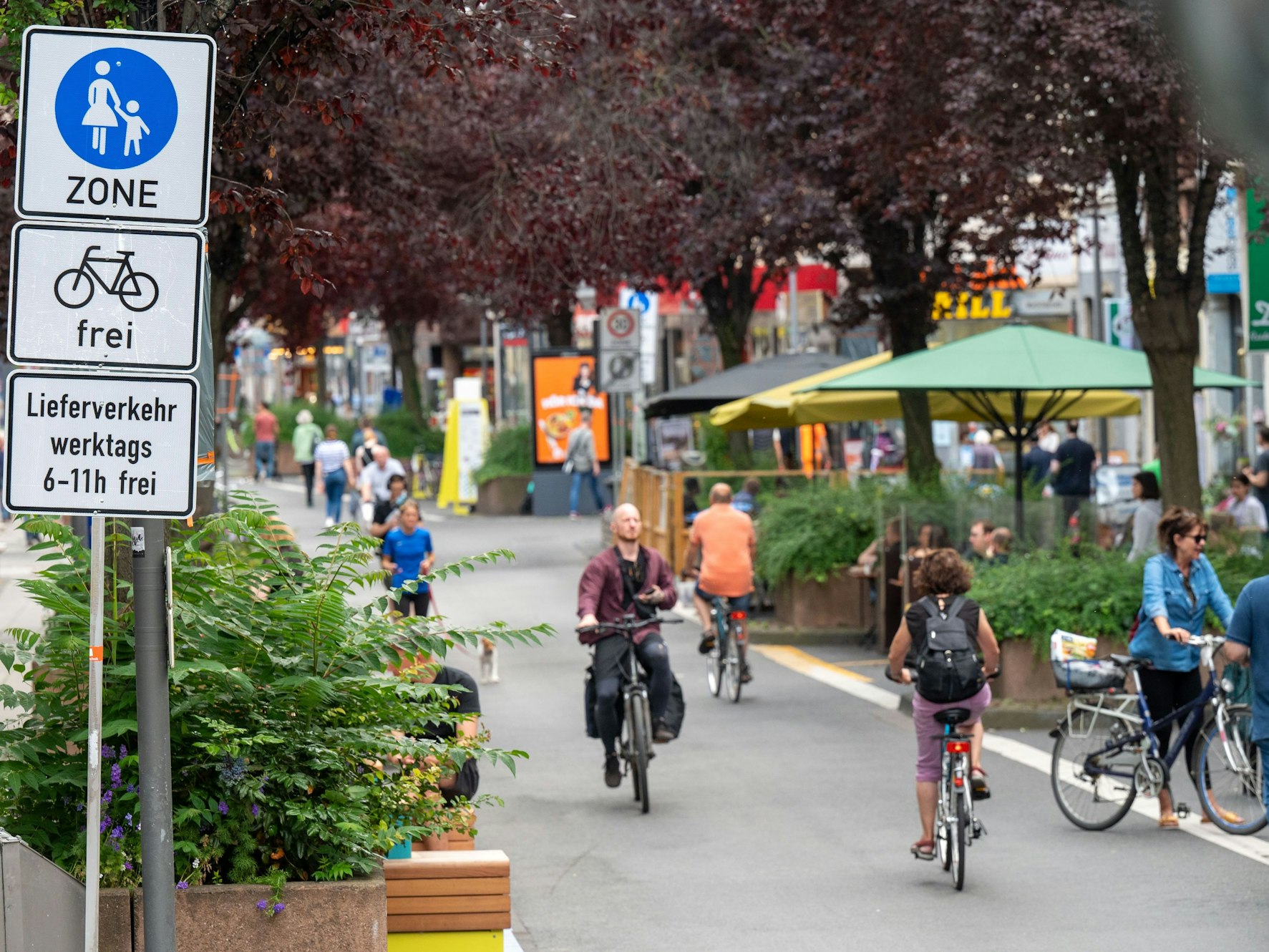 Fahrradfahrende fahren über die Deutzer Freiheit.