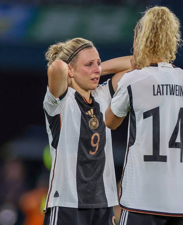Svenja Huth weint nach dem Spiel gegen Südkorea, neben ihr steht Lena Lattwein.