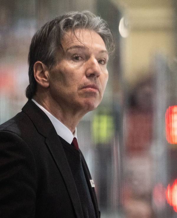 Trainer Uwe Krupp von den Kölner Haien verfolgt das Spiel.
