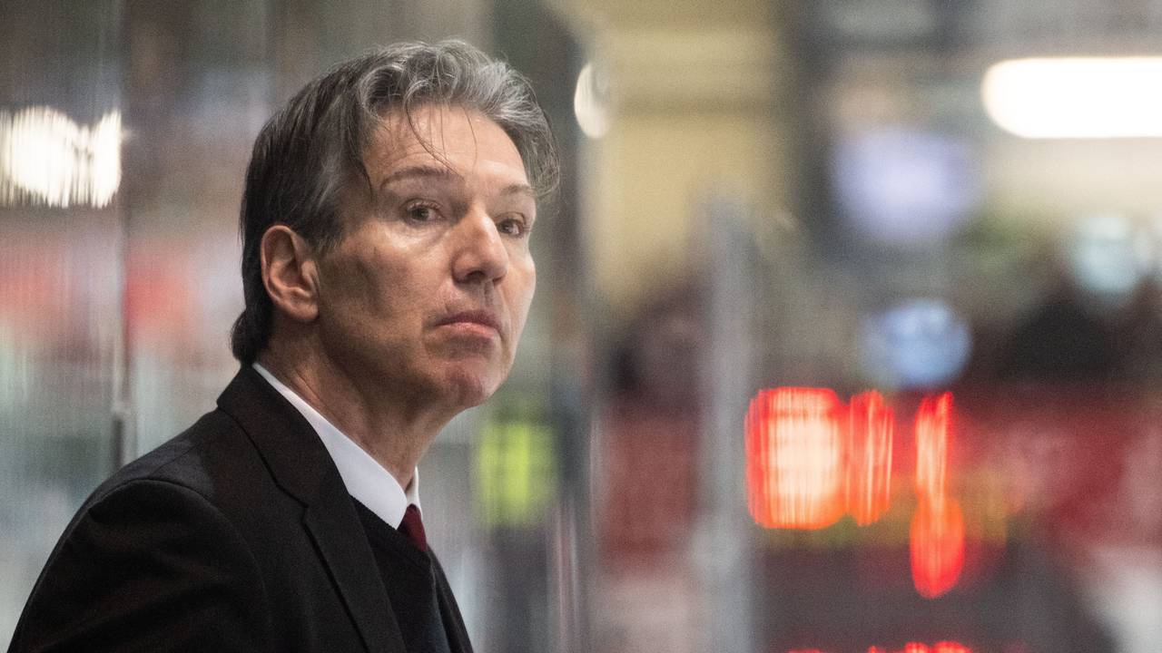 Trainer Uwe Krupp von den Kölner Haien verfolgt das Spiel.