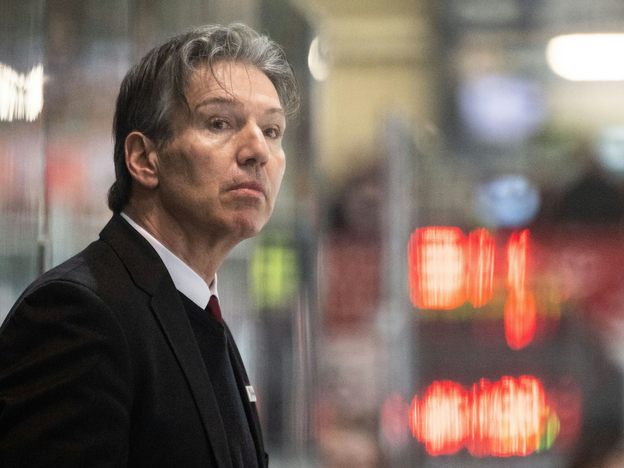 Trainer Uwe Krupp von den Kölner Haien verfolgt das Spiel.