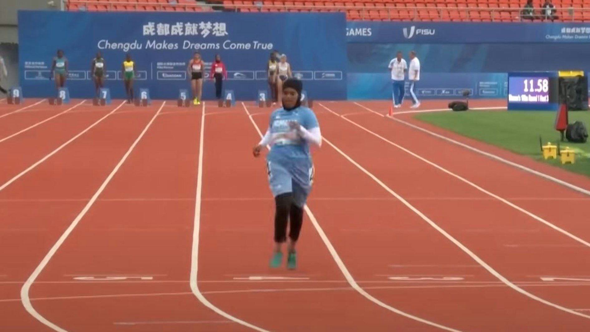 Nasra Abubakar Ali läuft mit großem Abstand als Letzte ins Ziel.