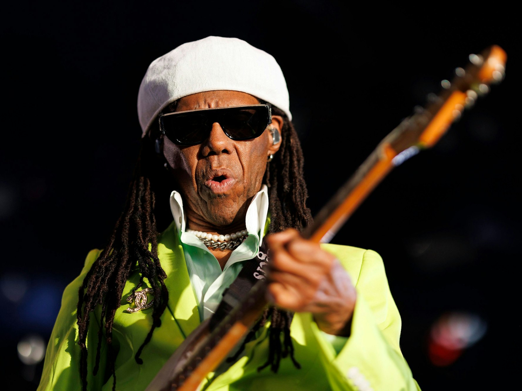 Sänger und Gitarrist Nile Rodgers bei seinem Konzert mit der Band Chic.