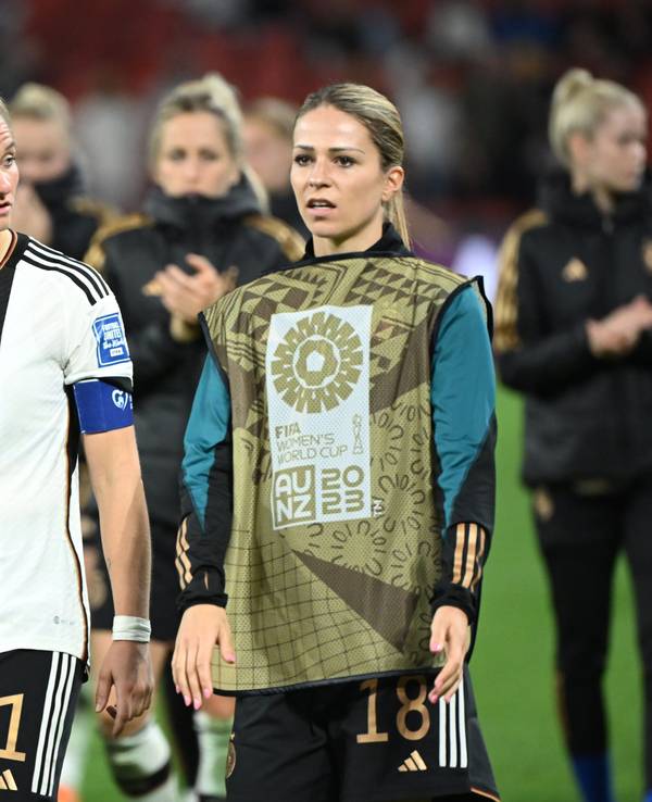 Deutschlands Alexandra Popp (l) und Melanie Leupolz gehen nach der Partie enttäuscht vom Feld.