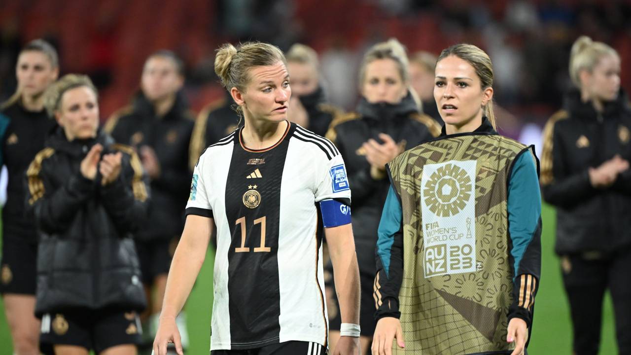 Deutschlands Alexandra Popp (l) und Melanie Leupolz gehen nach der Partie enttäuscht vom Feld.