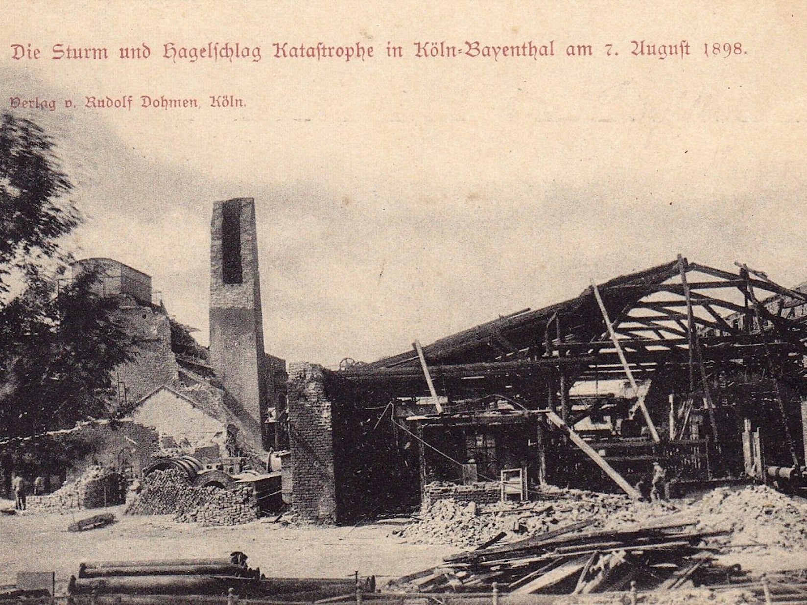 Das Motiv der Postkarte von 1898 zeigt die durch den Tornado zerstörte „Kölnische Maschinenfabrik“ in Bayenthal.
