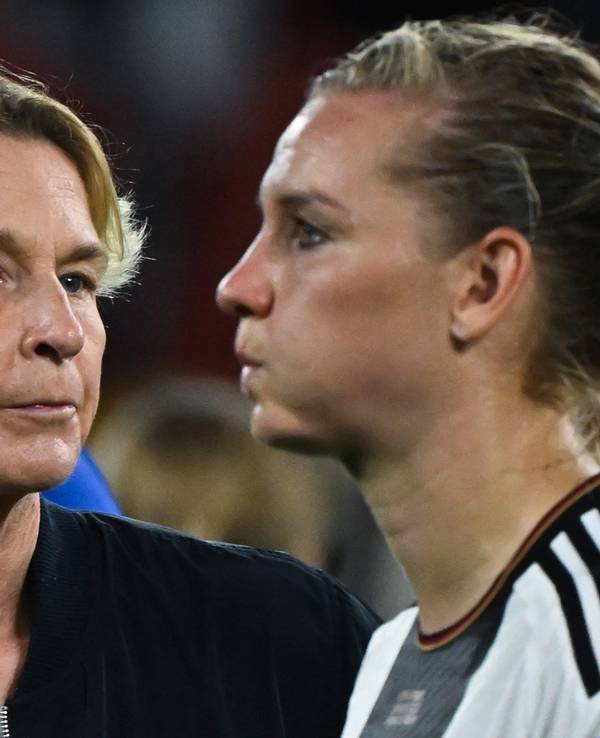 Betretene Mienen bei Martina Voss-Tecklenburg (l.) und Alexandra Popp