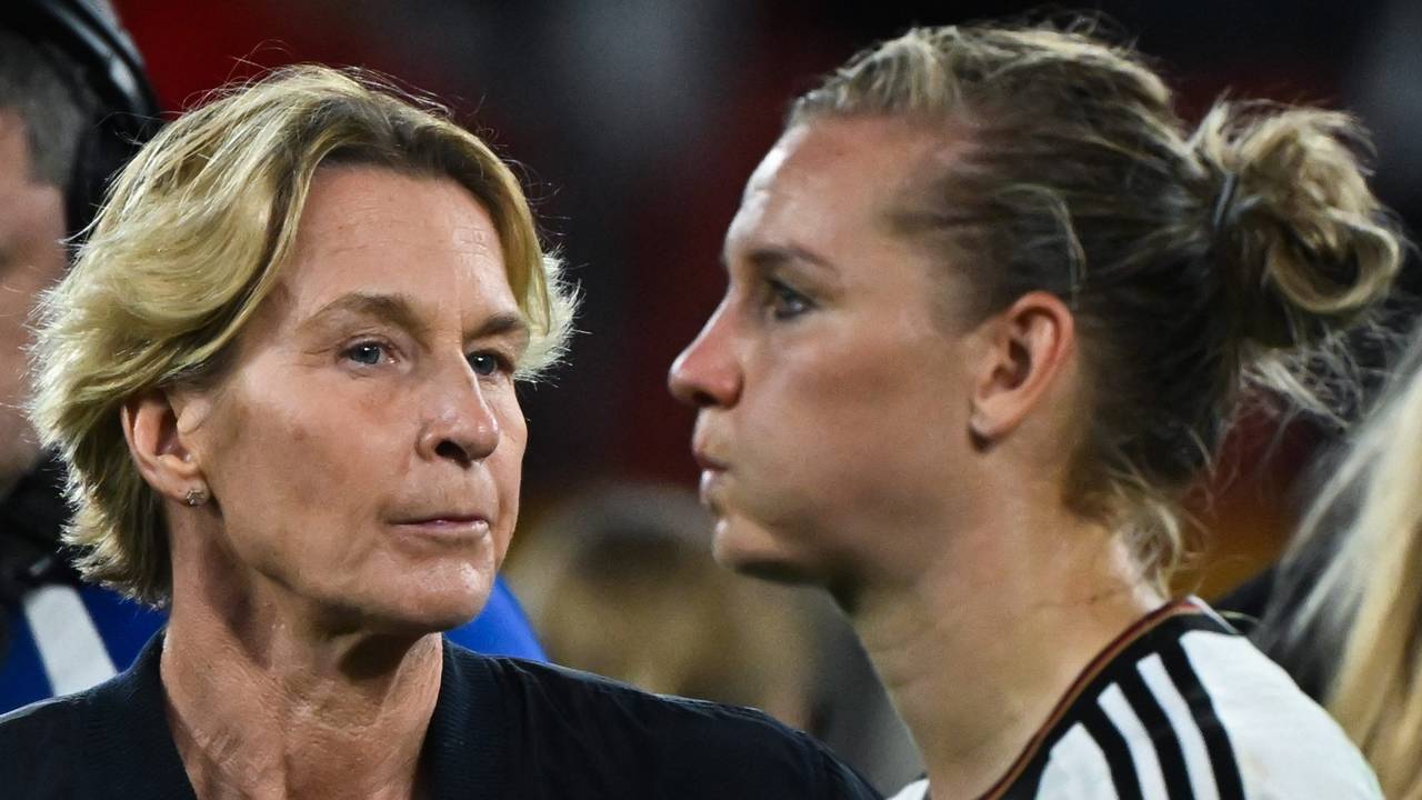 Betretene Mienen bei Martina Voss-Tecklenburg (l.) und Alexandra Popp