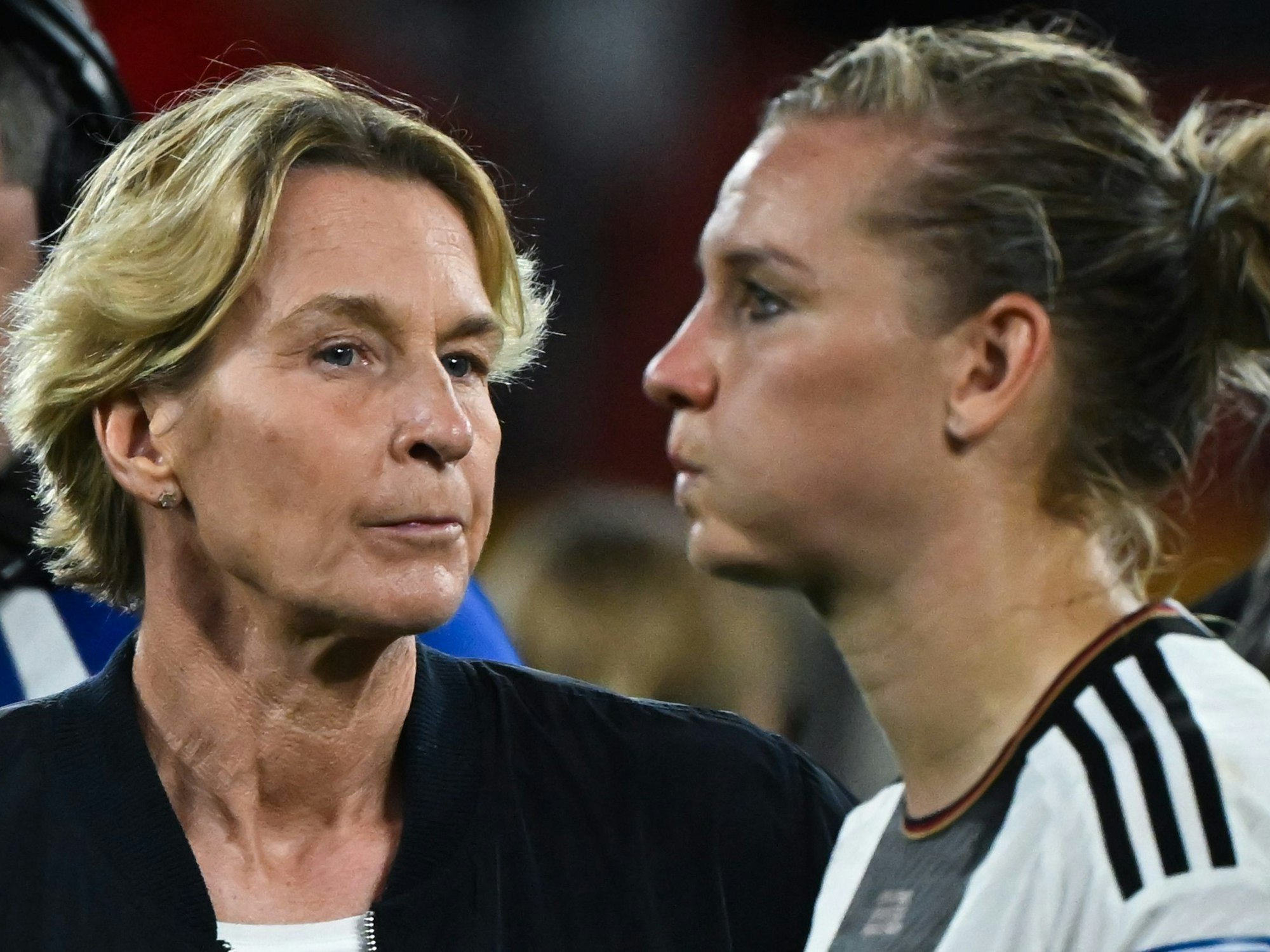 Betretene Mienen bei Martina Voss-Tecklenburg (l.) und Alexandra Popp