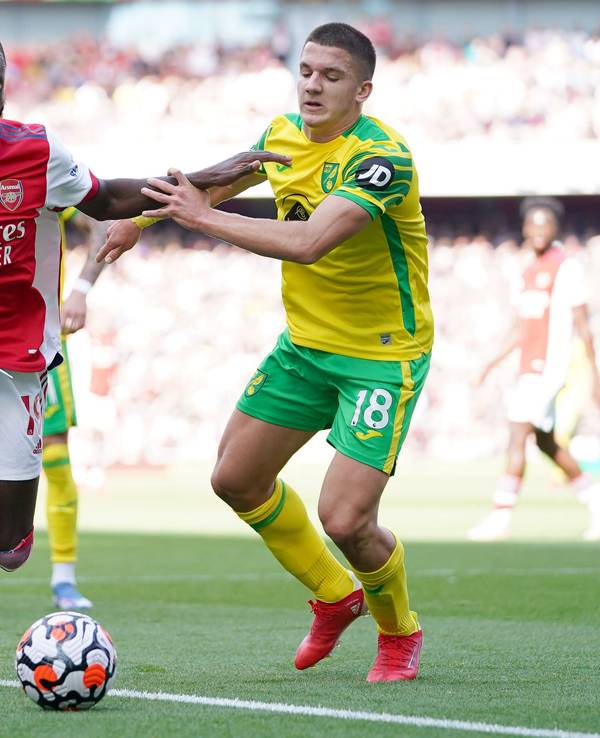Nicolas Pepe (l) von Arsenal und Christos Tzolis von Norwich City kämpfen um den Ball.