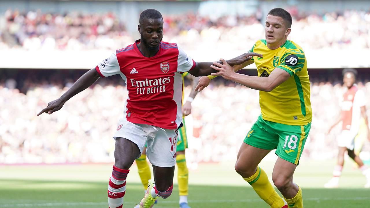 Nicolas Pepe (l) von Arsenal und Christos Tzolis von Norwich City kämpfen um den Ball.