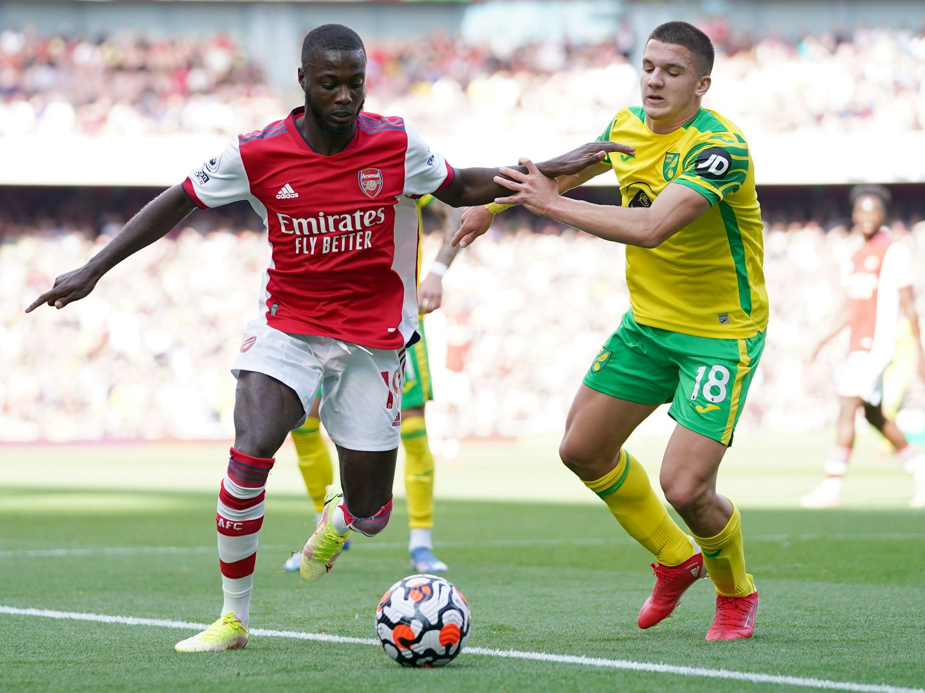 Nicolas Pepe (l) von Arsenal und Christos Tzolis von Norwich City kämpfen um den Ball.