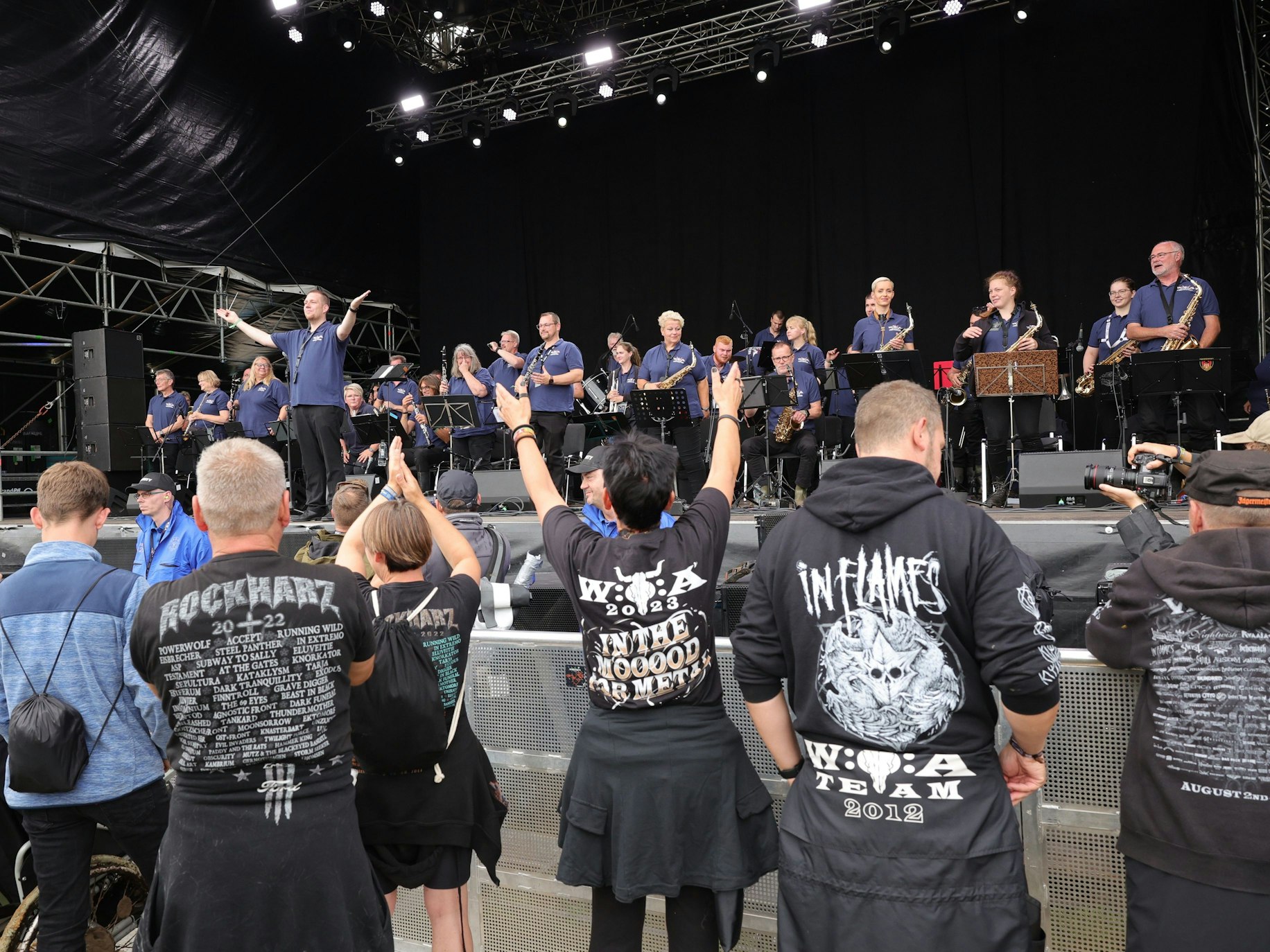 Die „Wacken Firefighters“ spielen auf einer der Bühnen auf dem Festivalgelände.