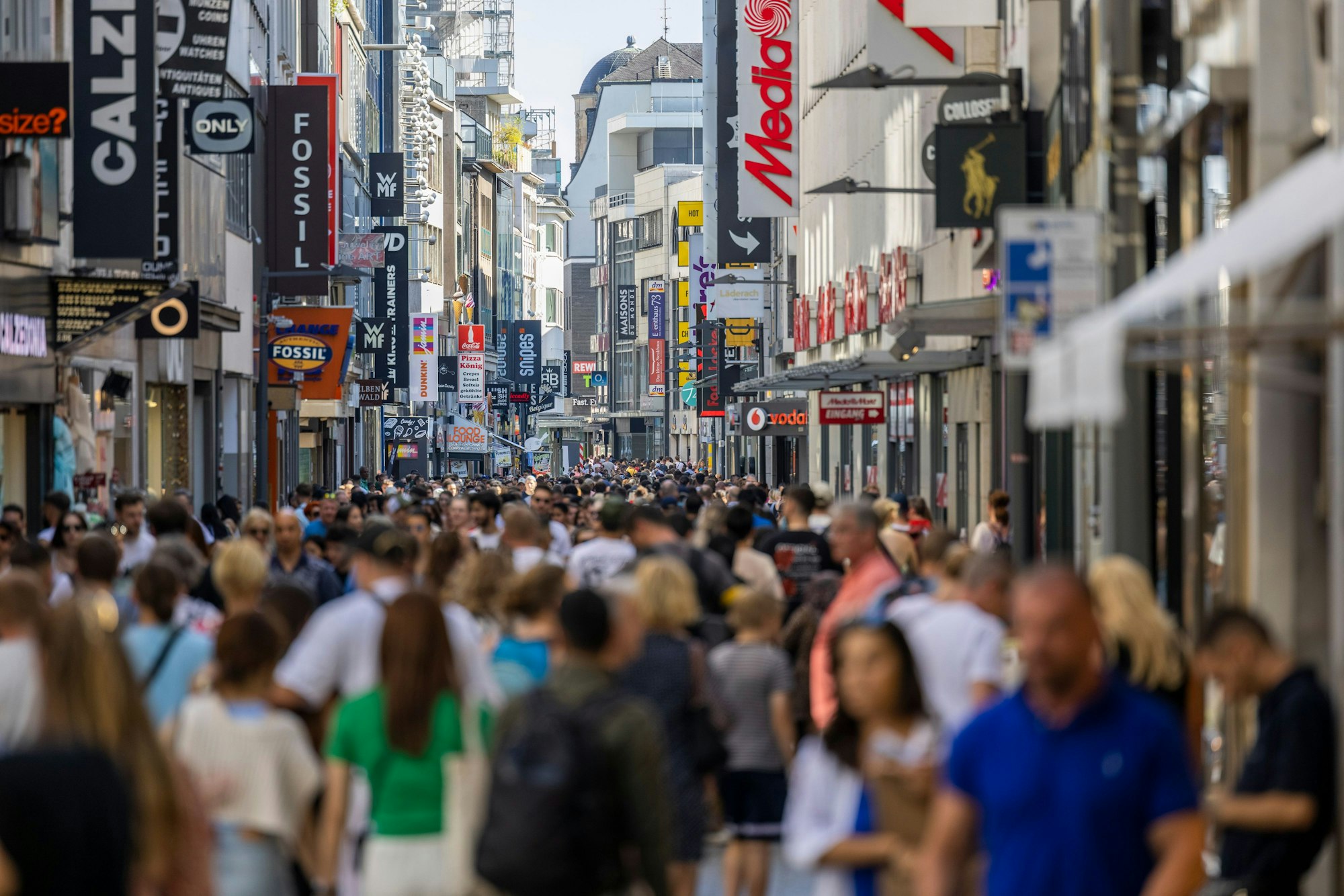 Menschen drängen sich in der Hohe Straße, der Einkaufsstraße der Stadt Köln, bei hochsommerlichen Temperaturen.