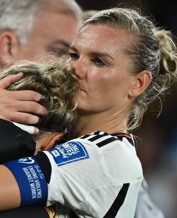 Alexandra Popp nimmt nach dem WM-Aus die weinende Svenja Huth in den Arm.