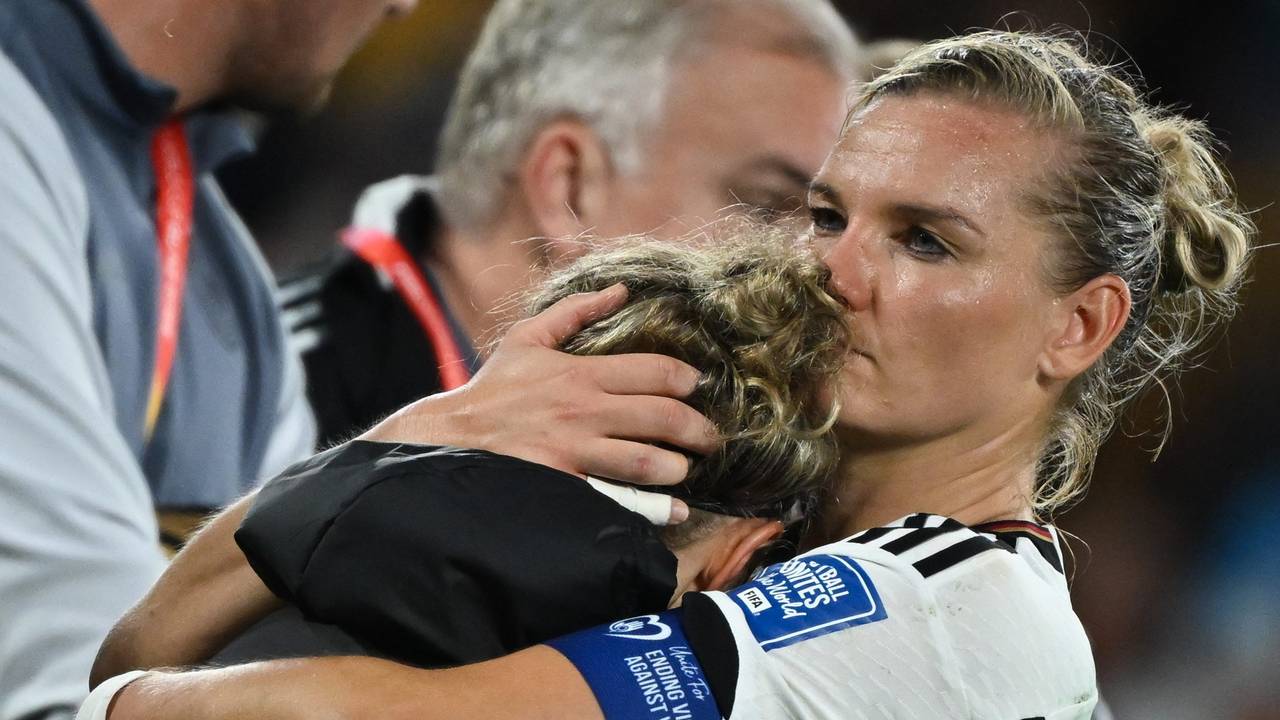 Alexandra Popp nimmt nach dem WM-Aus die weinende Svenja Huth in den Arm.