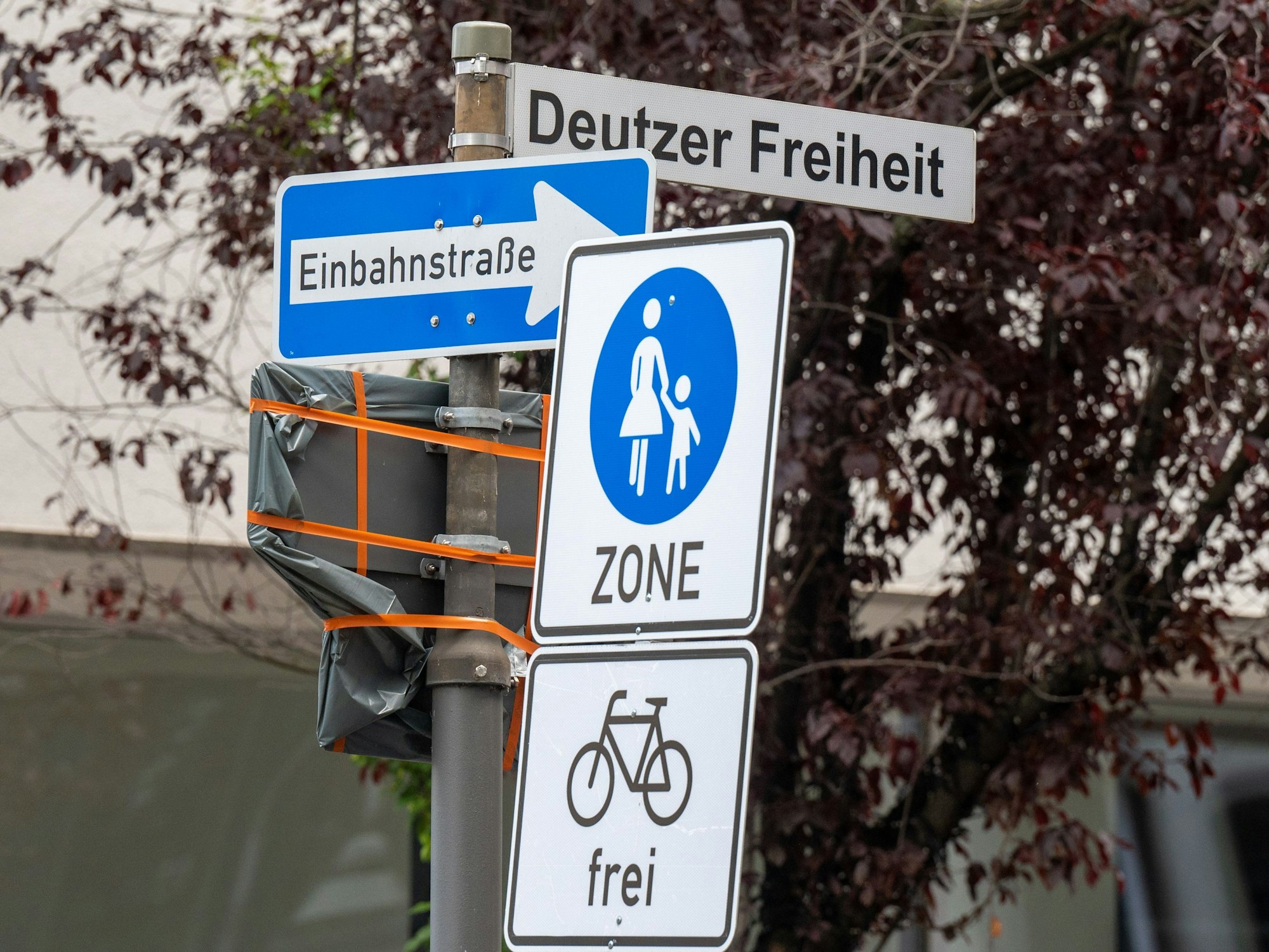 Die Verkehrsschilder an der Deutzer Freiheit.