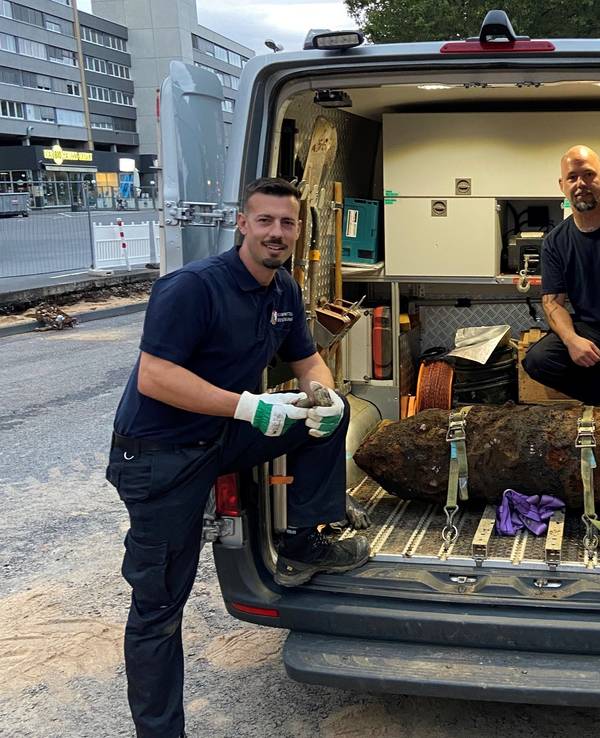 Stefan Höreth Christoph Wassenberg vom Kampfmittelräumdienst präsentieren die entschärfte Bombe.