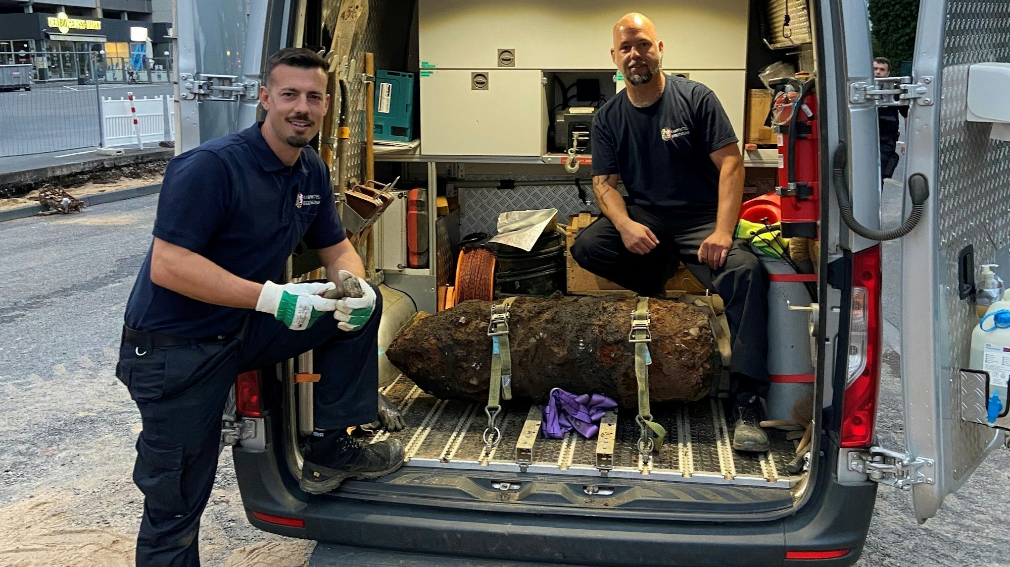 Stefan Höreth Christoph Wassenberg vom Kampfmittelräumdienst präsentieren die entschärfte Bombe.