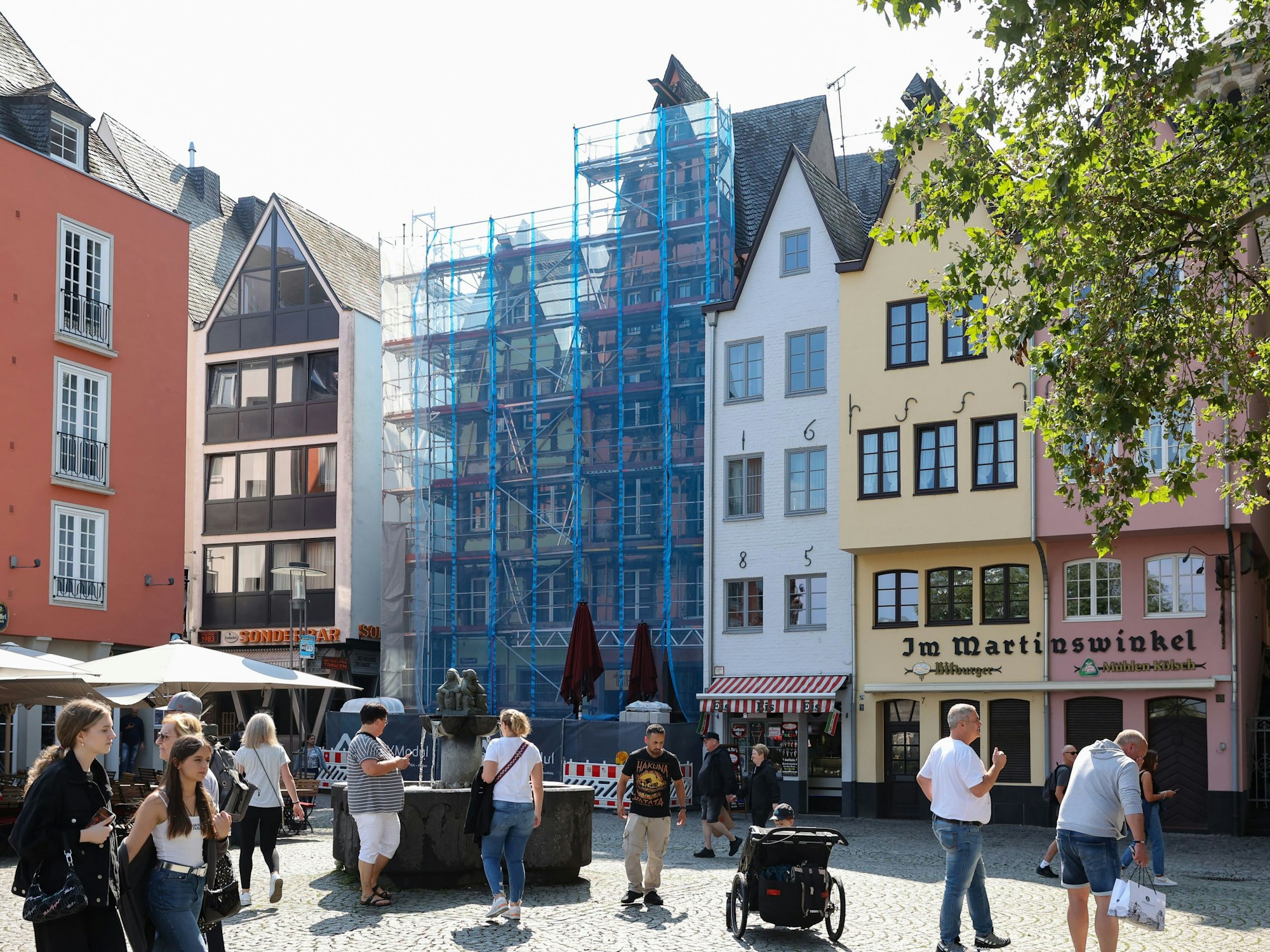 Zwei der fünf Häuschen am Kölner Fischmarkt sind eingerüstet.