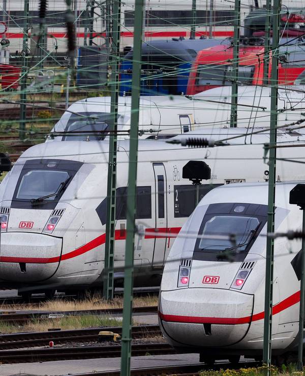 ICE-Züge der Deutschen Bahn (DB) stehen am 17. Juli 2023 auf den Gleisen im Betriebshof Stellingen.