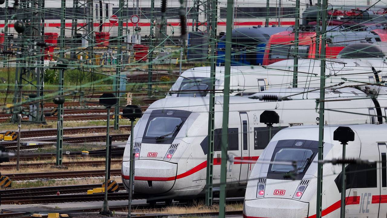 ICE-Züge der Deutschen Bahn (DB) stehen am 17. Juli 2023 auf den Gleisen im Betriebshof Stellingen.