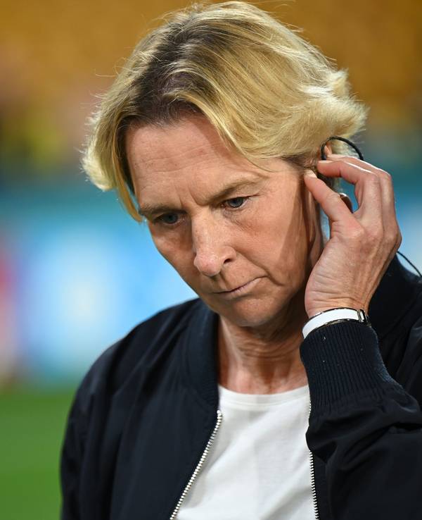 Martina Voss-Tecklenburg, Bundestrainerin der deutschen Frauen-Fußballnationalmannschaft, steht beim Interview nach dem Spiel.