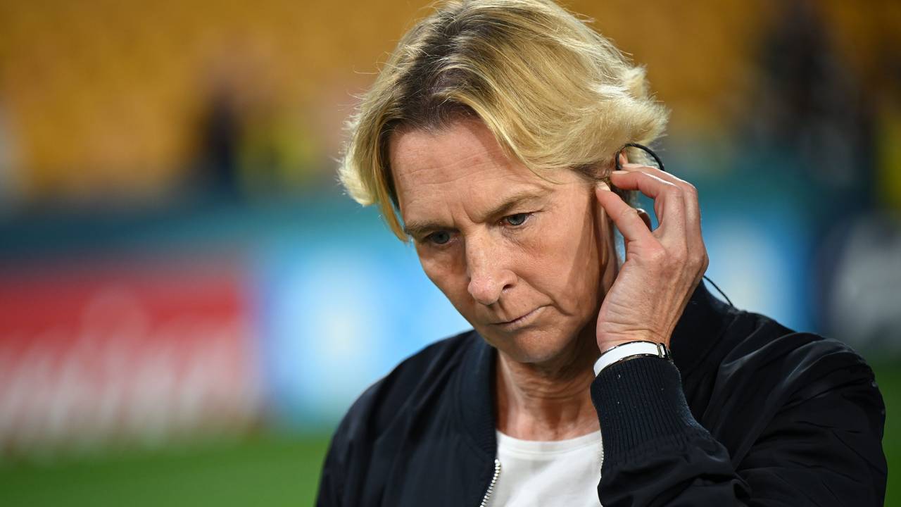 Martina Voss-Tecklenburg, Bundestrainerin der deutschen Frauen-Fußballnationalmannschaft, steht beim Interview nach dem Spiel.