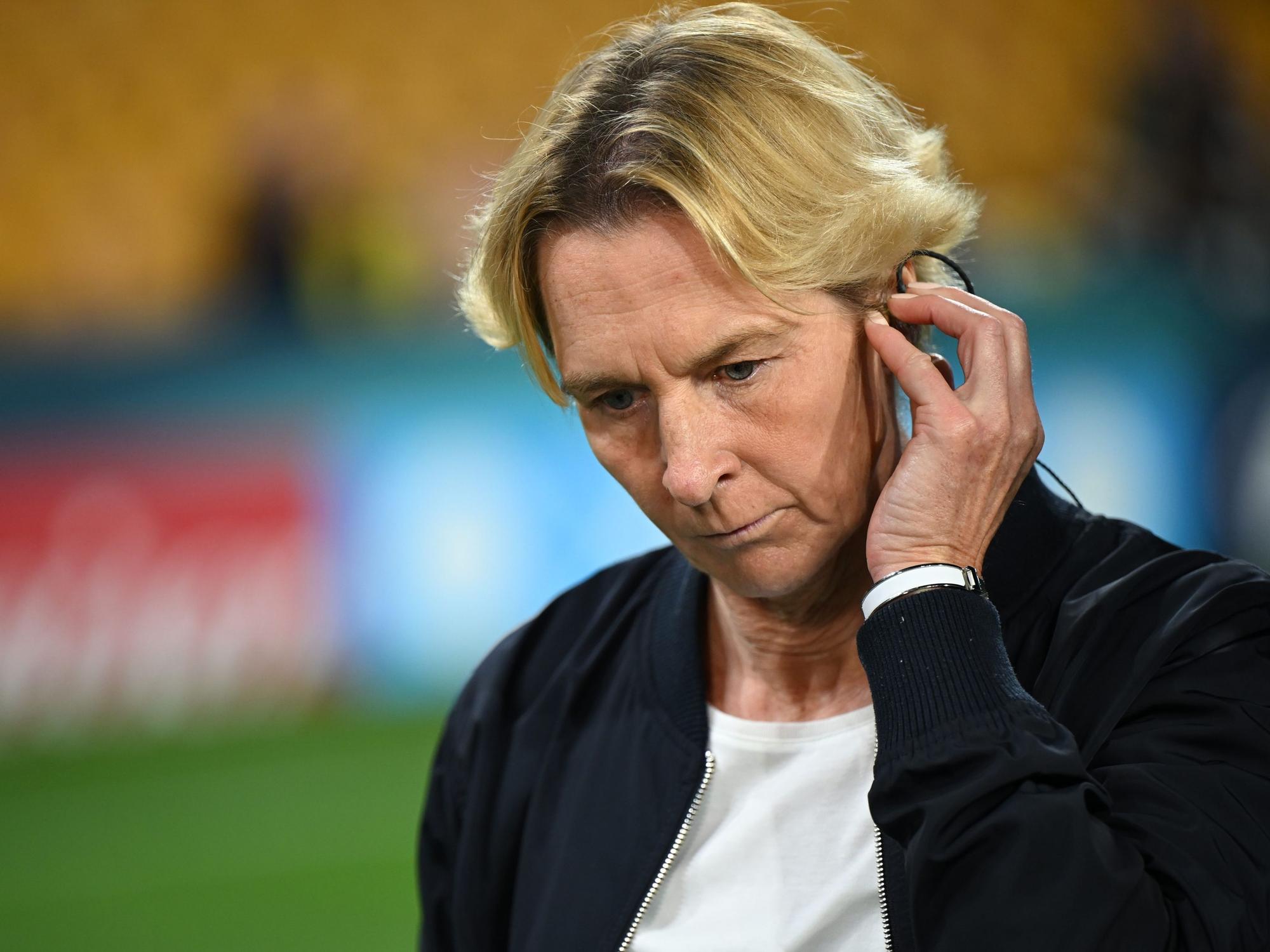 Martina Voss-Tecklenburg steht beim Interview nach dem Spiel.