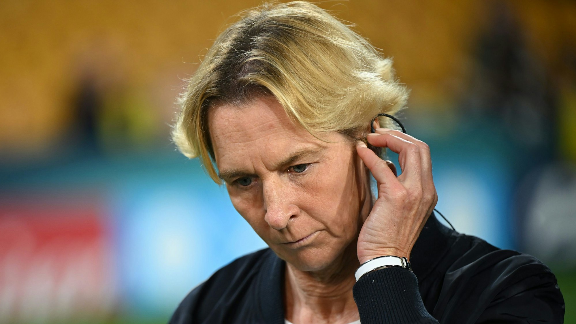 Martina Voss-Tecklenburg, Bundestrainerin der deutschen Frauen-Fußballnationalmannschaft, steht beim Interview nach dem Spiel.