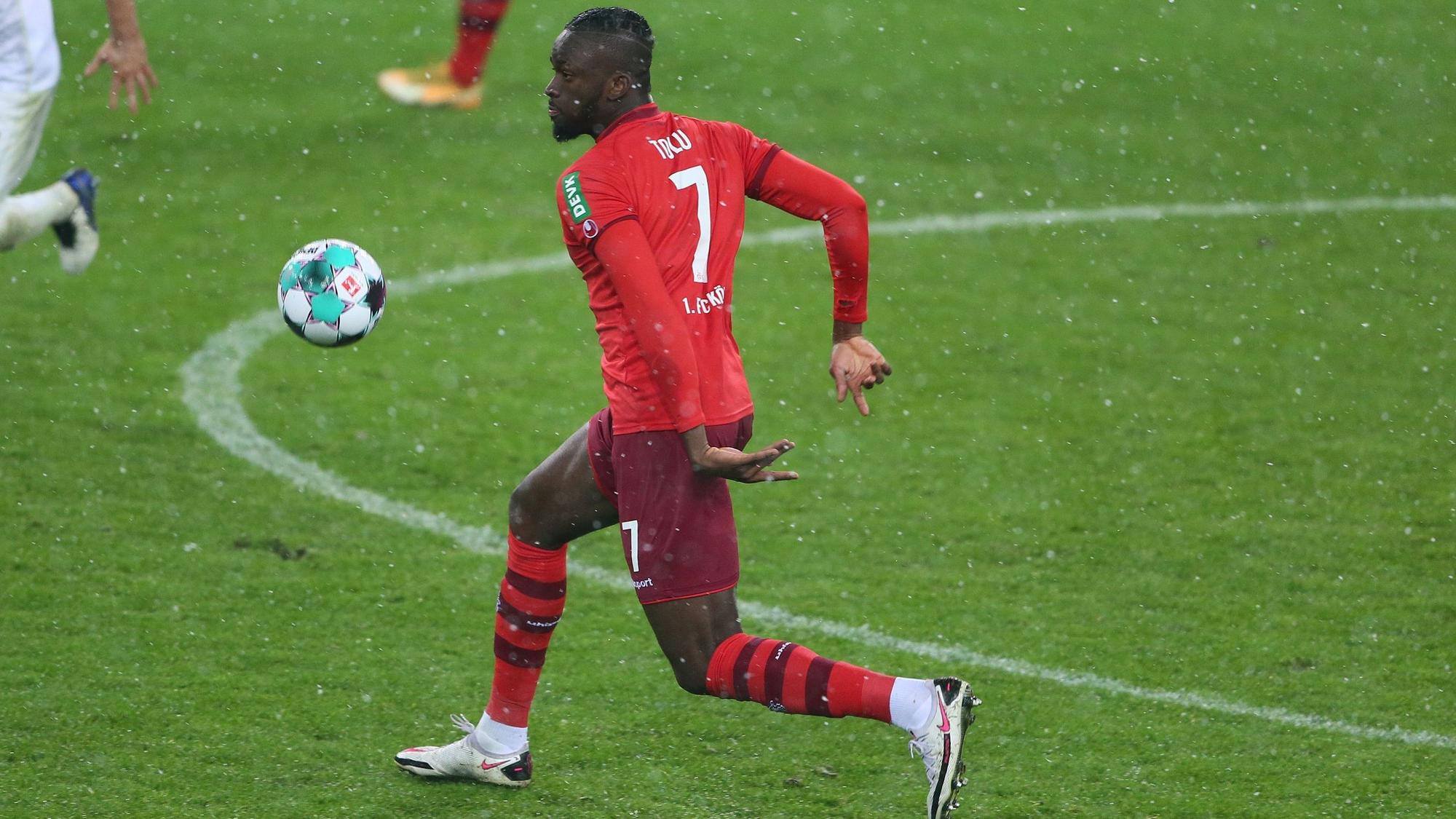 Tolu Arokodare dribbelt bei einem Spiel des 1. FC Köln.