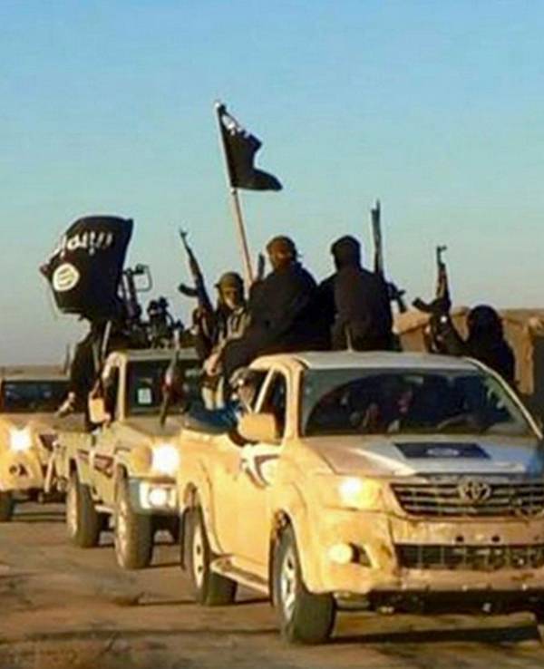 Fahrzeugkonvoi mit Mitgliedern der Terrormiliz Islamischer Staat (IS)