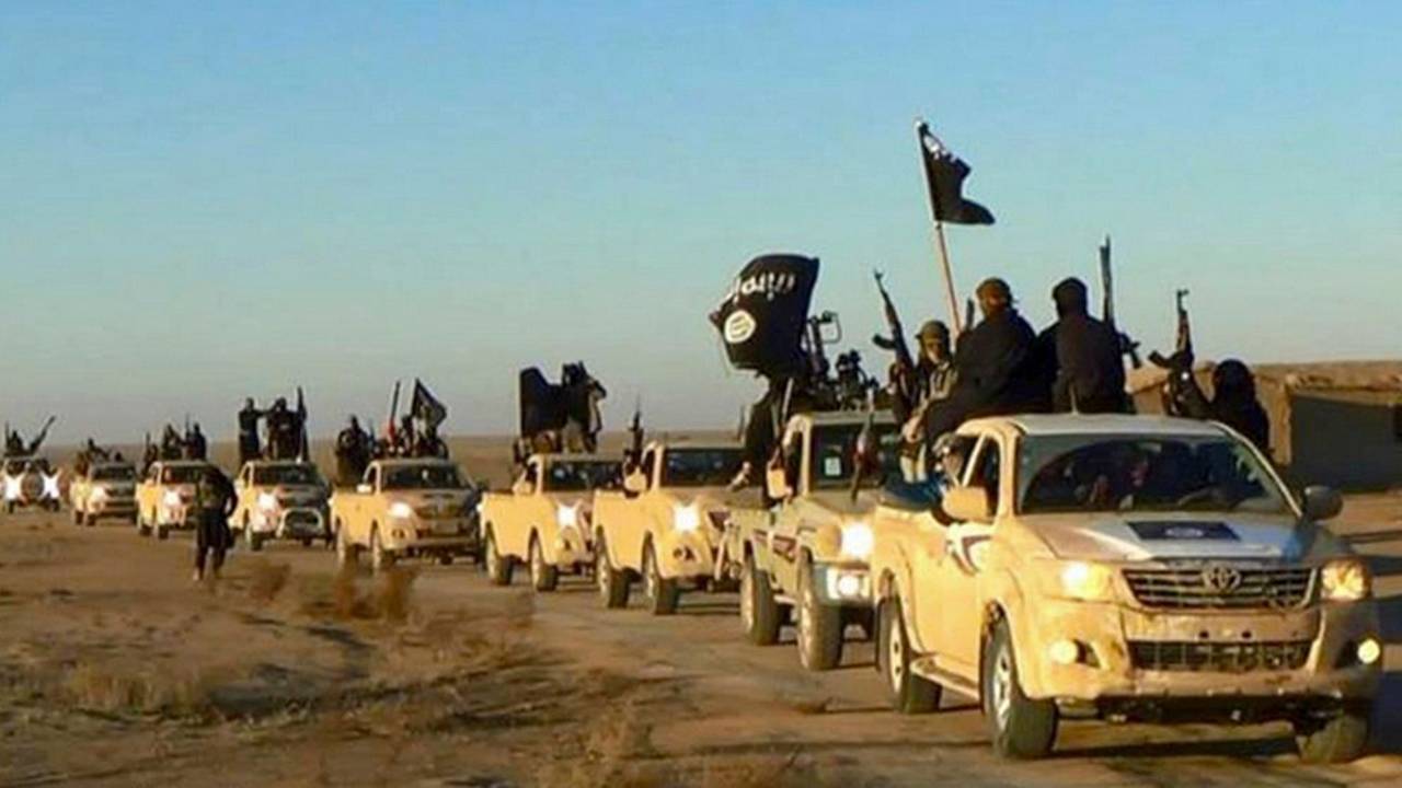 Fahrzeugkonvoi mit Mitgliedern der Terrormiliz Islamischer Staat (IS)