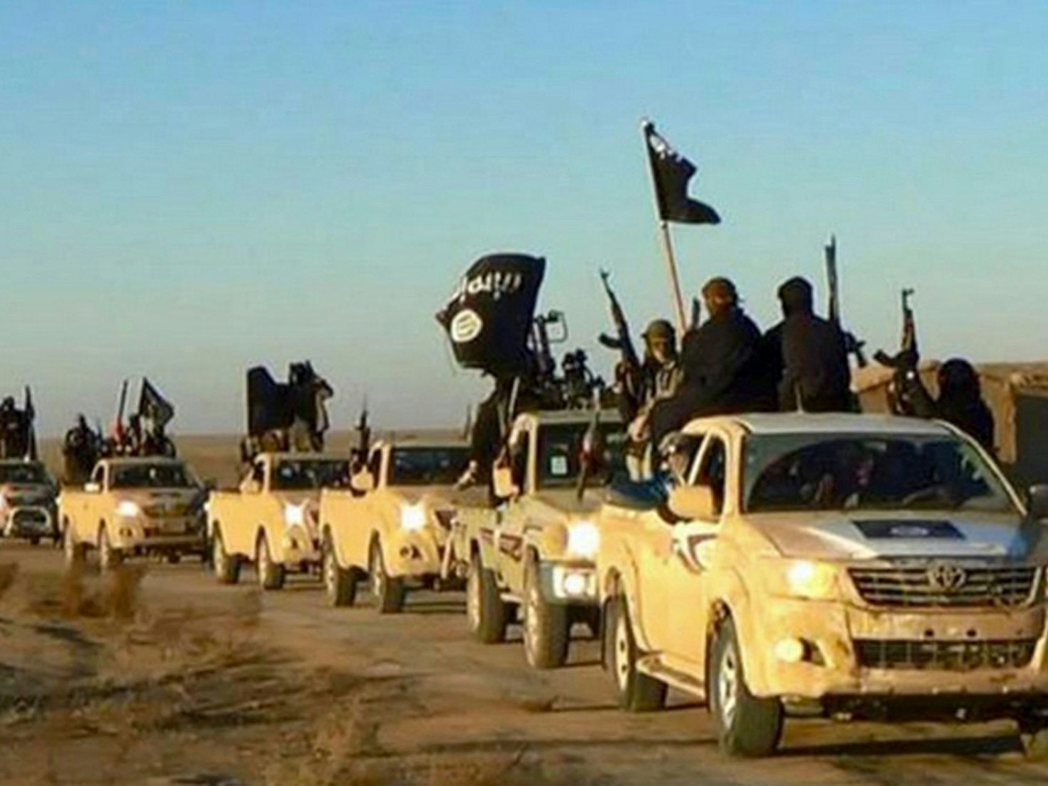 Das undatierte Symbolfoto, das von einer militanten Website über die Nachrichtenagentur AP zur Verfügung gestellt wurde, zeigt einen Fahrzeugkonvoi mit Mitgliedern der Terrormiliz Islamischer Staat (IS), auf dem Weg von Al-Rakka (Syrien) in den Irak.